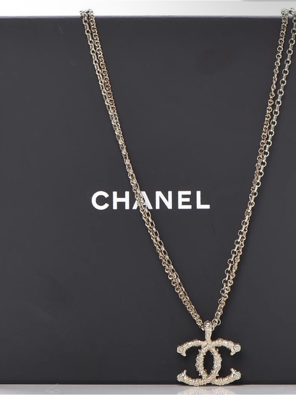 Chanel-Style Interlocking CC Pendant Necklace - Picture 3 of 4
